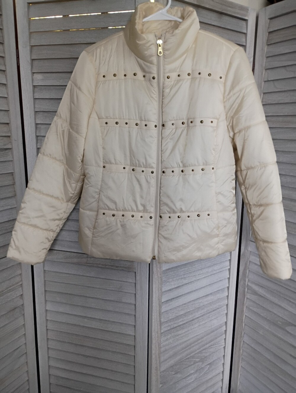 Chicos Size 1 Cream Shiny Pearl Puffer Jacket -Missing 1 Stud, 1 Small Spot